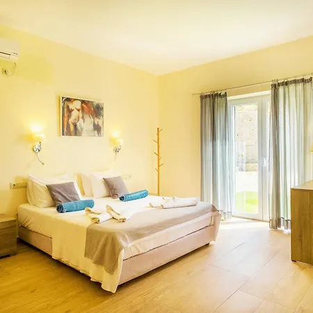 Quality Brand Villas: Luxurious 6br Monaco With Infinity Pool In