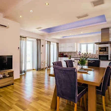 Villa Quality Brand Villas: Luxurious 6br Monaco With Infinity Pool In